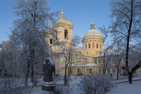 A Catedral de Alexander Nevsky em São Petersburgo: Uma Jóia Histórica Brilhando com Mosaicos Dourados!