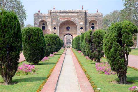  A Porta do Jehangir no Forte de Lahore: Uma Jornada pela História e Arquitetura Moğol!