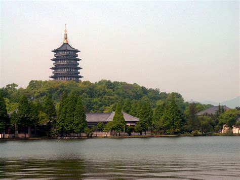 Pagoda do Dragão Celeste! Descubra um Tesouro Espiritual no Topo de uma Montanha em Hangzhou