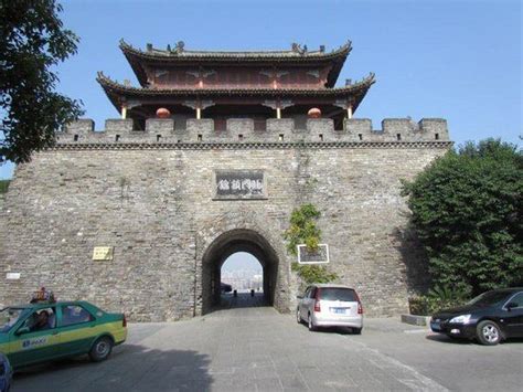 A Fortaleza Xiangyang: Uma Jornada ao Passado e um Banquete de Arquietura Imperial!