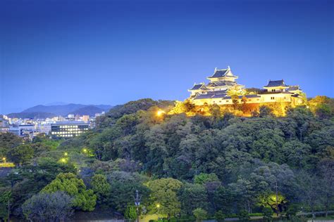 O Castelo de Wakayama: Uma Fortaleza Histórica que Enfrenta o Mar e Convida à Reflexão!